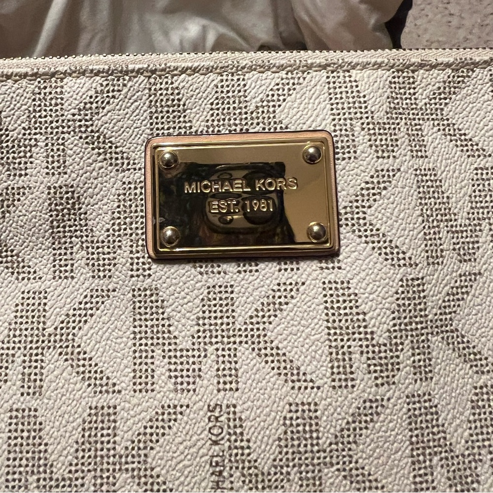 Michael Kors - white leather wristlet